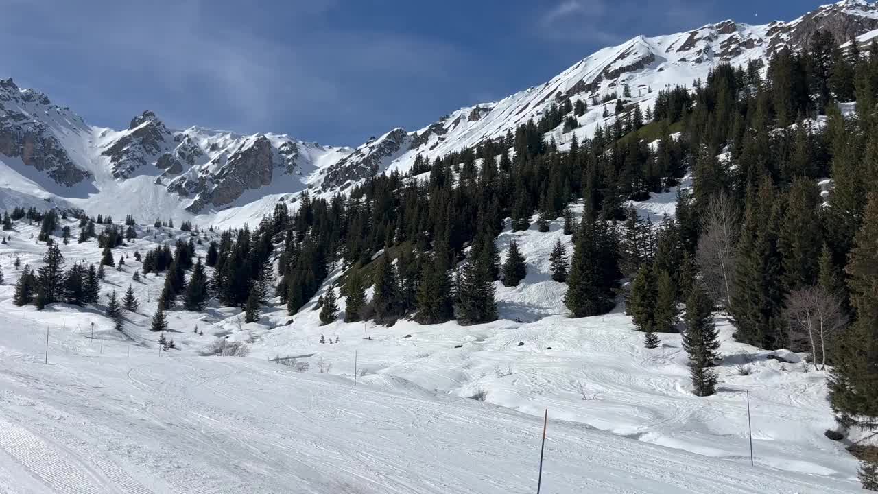 法国阿尔卑斯山滑雪坡的冬季风景视频素材