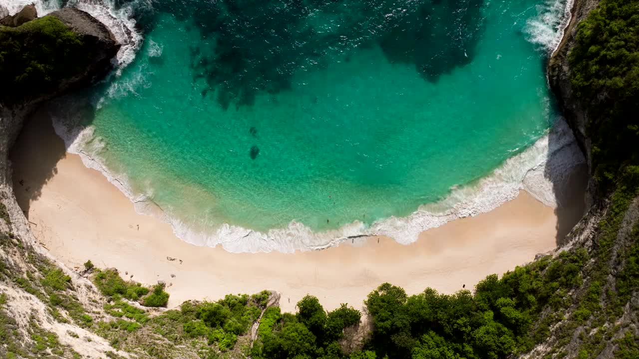 夏天在印尼巴厘岛努沙佩尼达岛的科林金海滩清澈的海水。-航拍视频素材