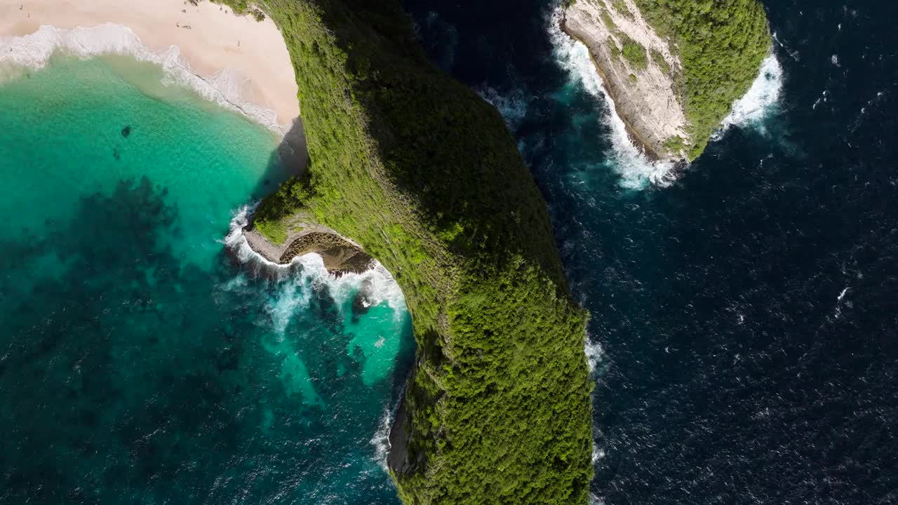 在印尼巴厘岛努沙佩尼达岛，夏天有着平静蓝色海水的科灵王海滩。-航拍视频素材