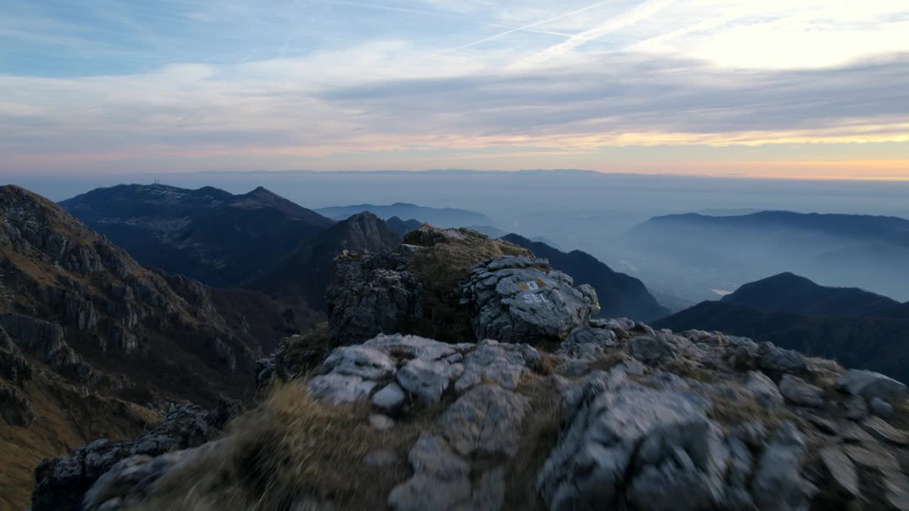 意大利北部日落时分，意大利阿尔卑斯山脉Resegone山的高速空中fpv无人机视图视频素材