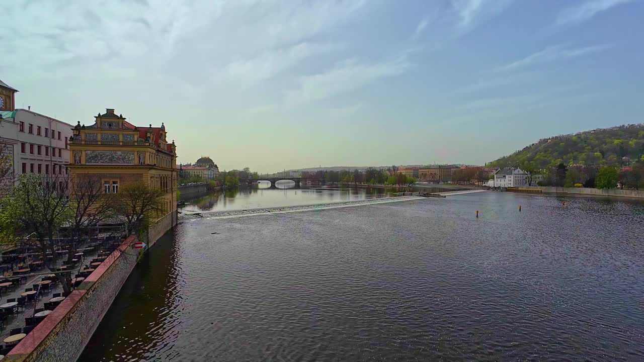 在一个阳光明媚的日子里，捷克布拉格市一个宁静的湖泊的全景。视频素材