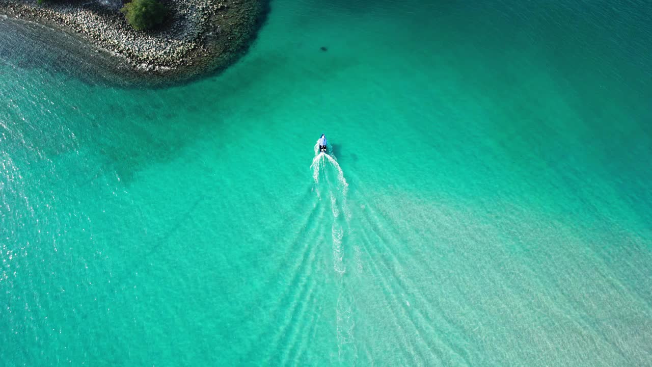 船在清澈的海浪视频素材