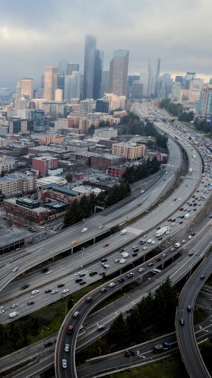 城市高速公路到西雅图市中心的空中超速垂直视频素材