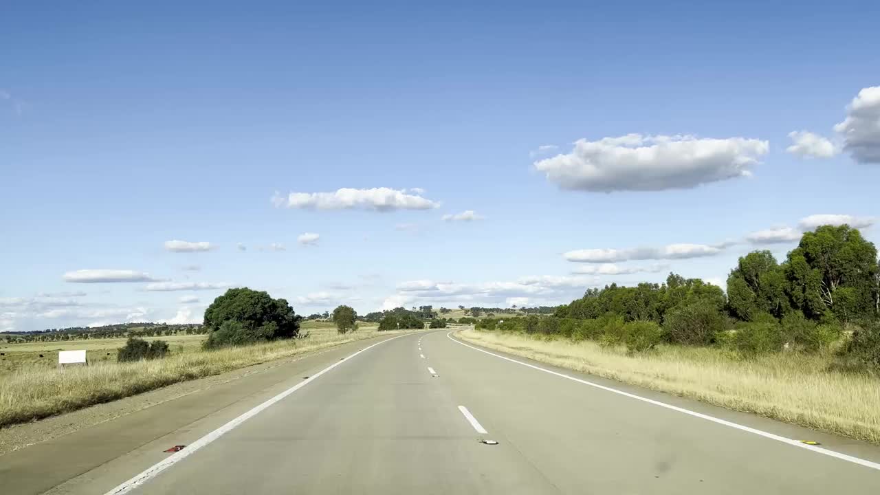 在一个晴朗的日子里，悉尼和堪培拉之间的休谟高速公路的开阔道路视频素材