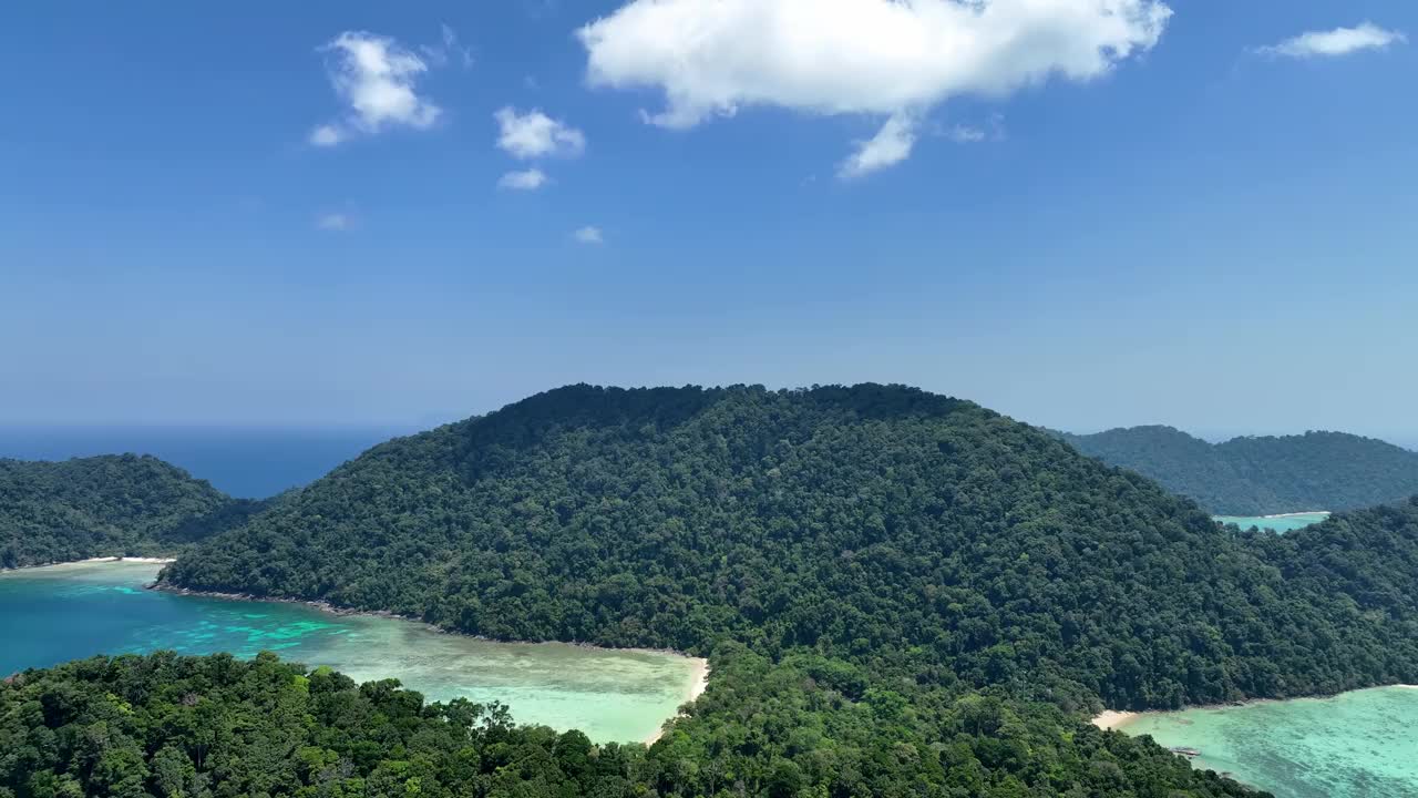 绿松石海中热带海滨岛屿的鸟瞰图令人惊叹的自然景观视频素材