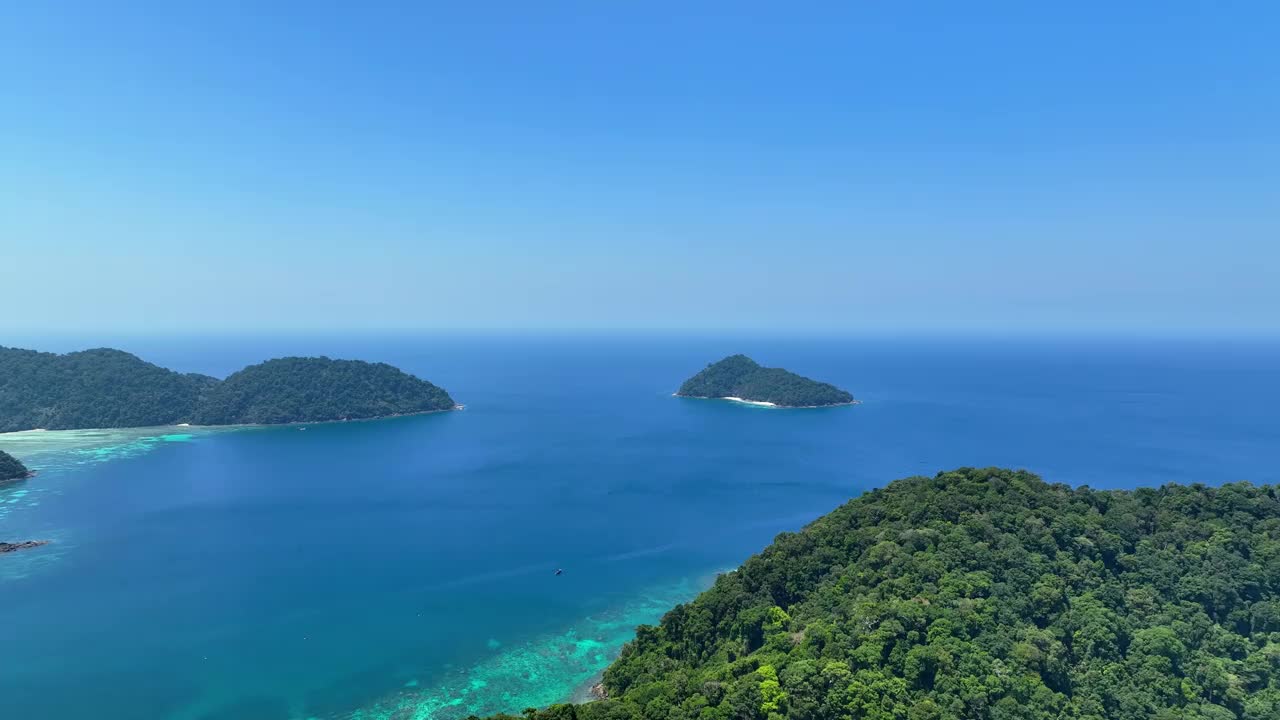 绿松石海中热带海滨岛屿的鸟瞰图令人惊叹的自然景观视频素材