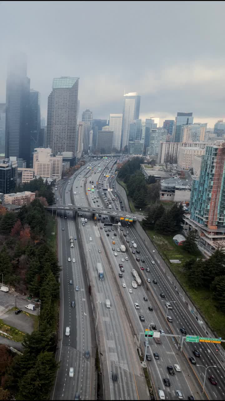 西雅图无人驾驶飞机在高速公路垂直上空超高速飞行视频素材