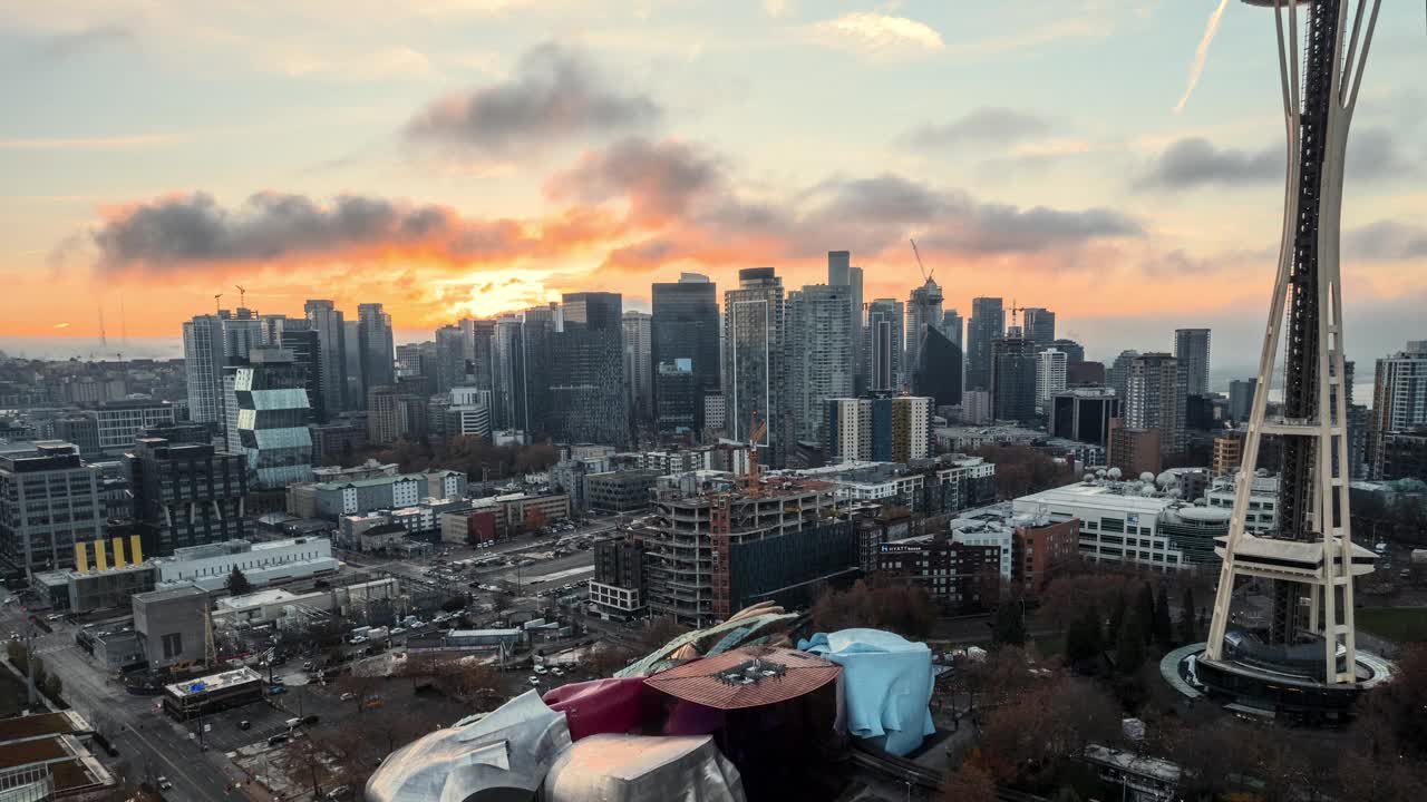 西雅图城市建筑物上施工起重机的日出空中超垂视频素材