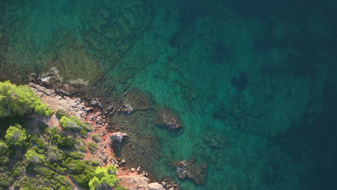 空中俯瞰:僻静的达尔马提亚岩石海岸线的风景视频素材