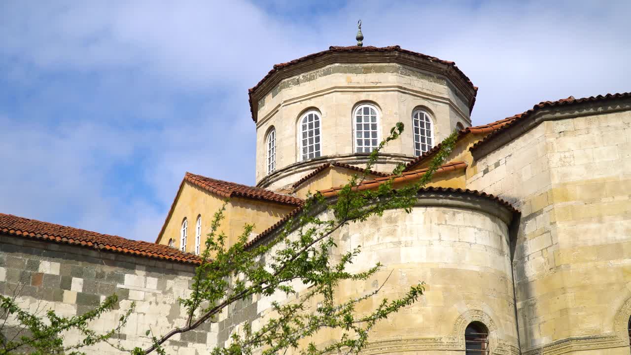 土耳其Trabzon Ayasofya清真寺和绿树的美景视频下载