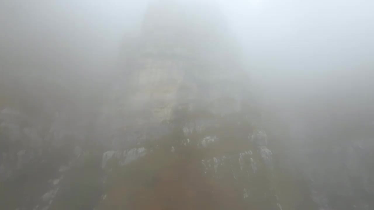 意大利，迷雾笼罩的雷塞戈涅落基山脉。空中废票视频素材