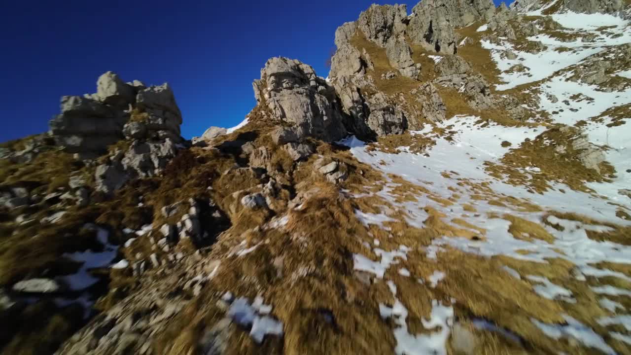 意大利北部阿尔卑斯山脉Resegone雪山的极高速空中fpv无人机视图视频素材