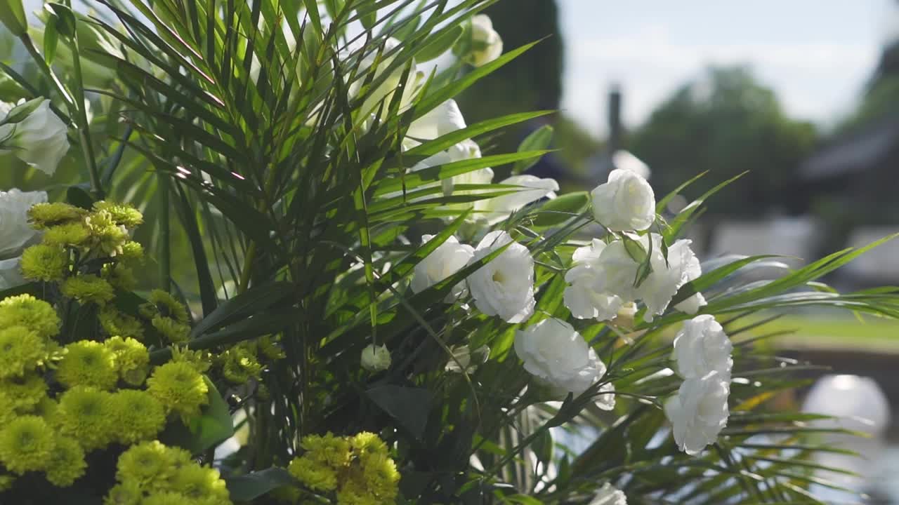 婚礼插花用绿菊花，白玫瑰和树叶。视频素材