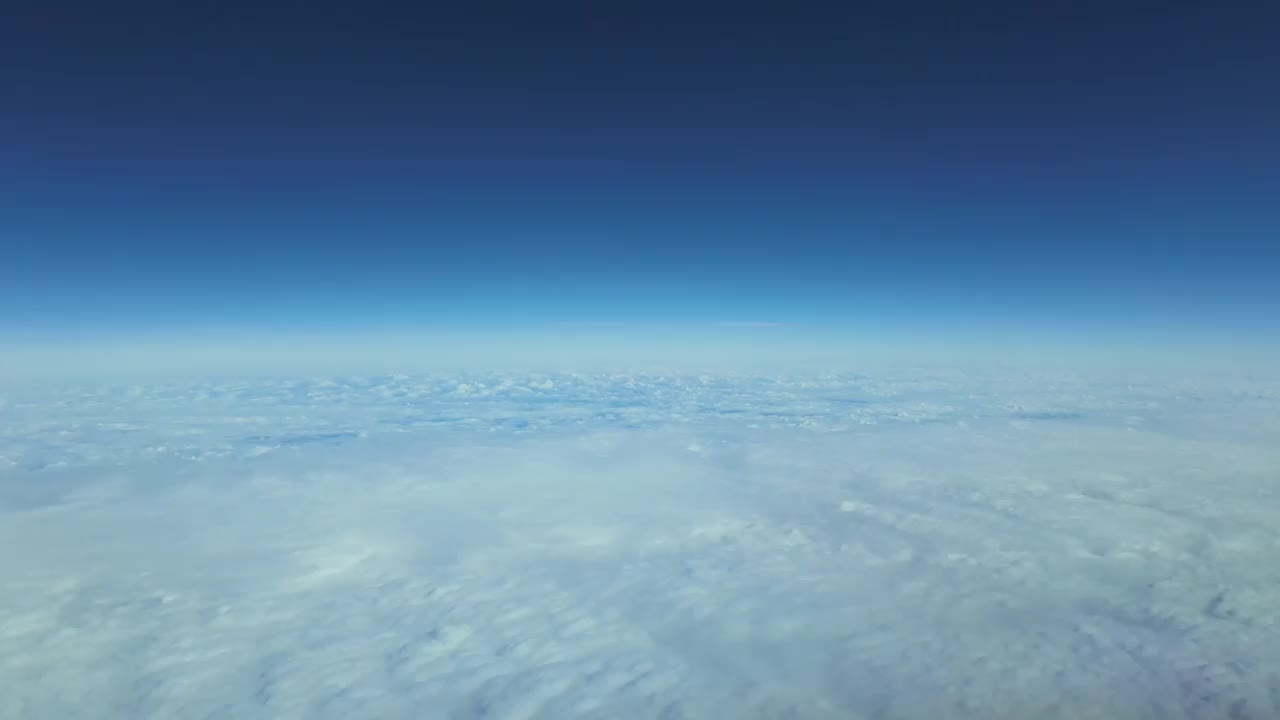 飞行员观点。Cloudscape Hyperlapse x!在一层云的上空飞行。4 k。晴朗的一天，深蓝色的天空。视频素材