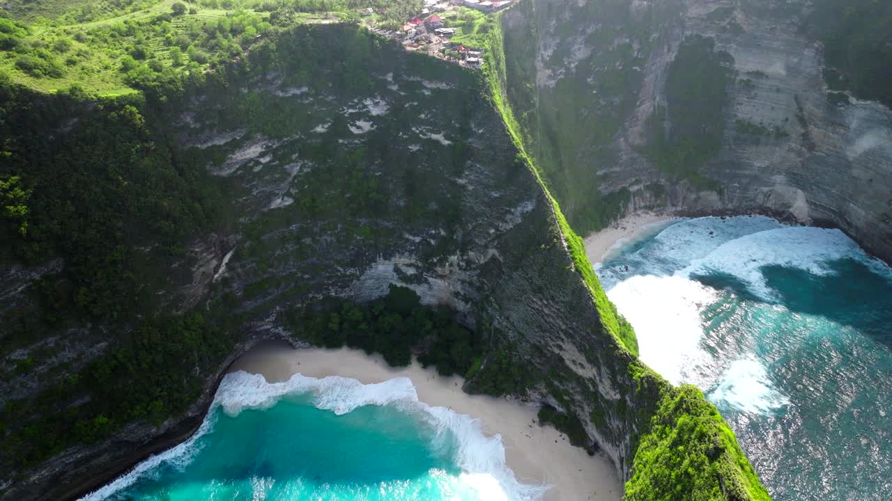 印度尼西亚巴厘岛努沙佩尼达岛夏季的Kelingking和Embon海滩。-空中回拉射击视频素材