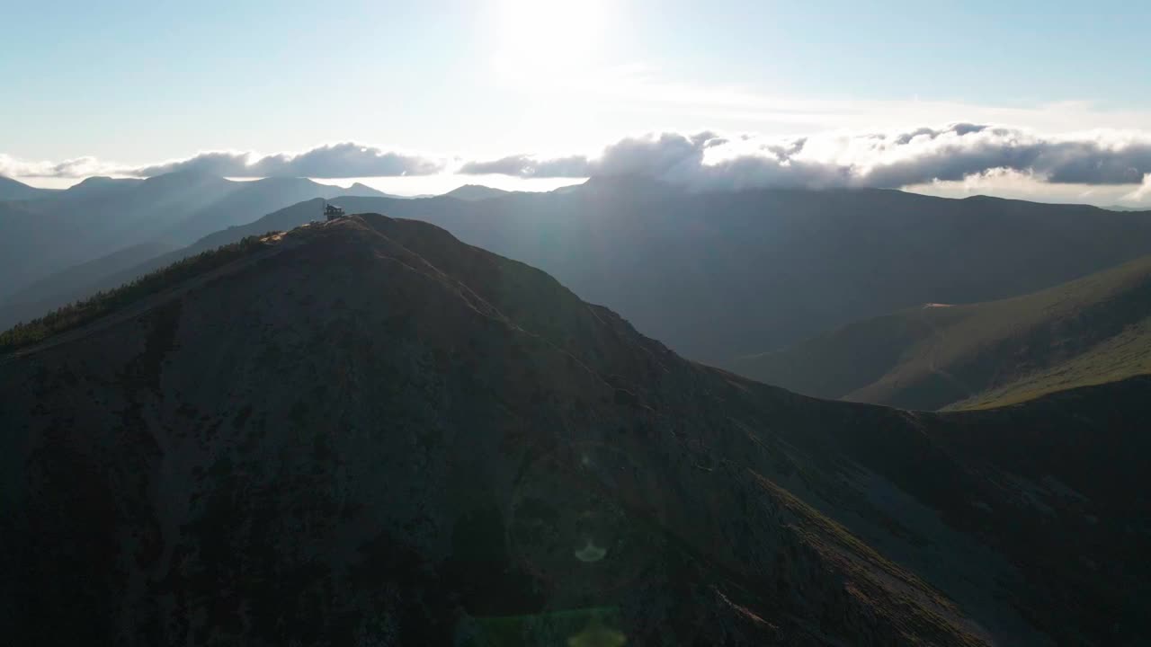 4k空中无人机拍摄的山景。多云的一天视频素材