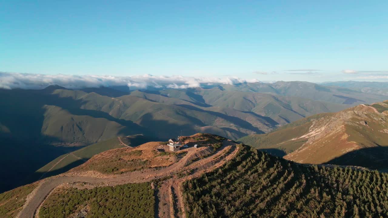 4k空中无人机瞰山和山顶避难。视频素材