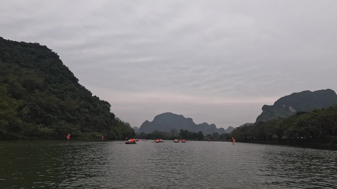 风景优美的河流之旅穿过山脉视频素材