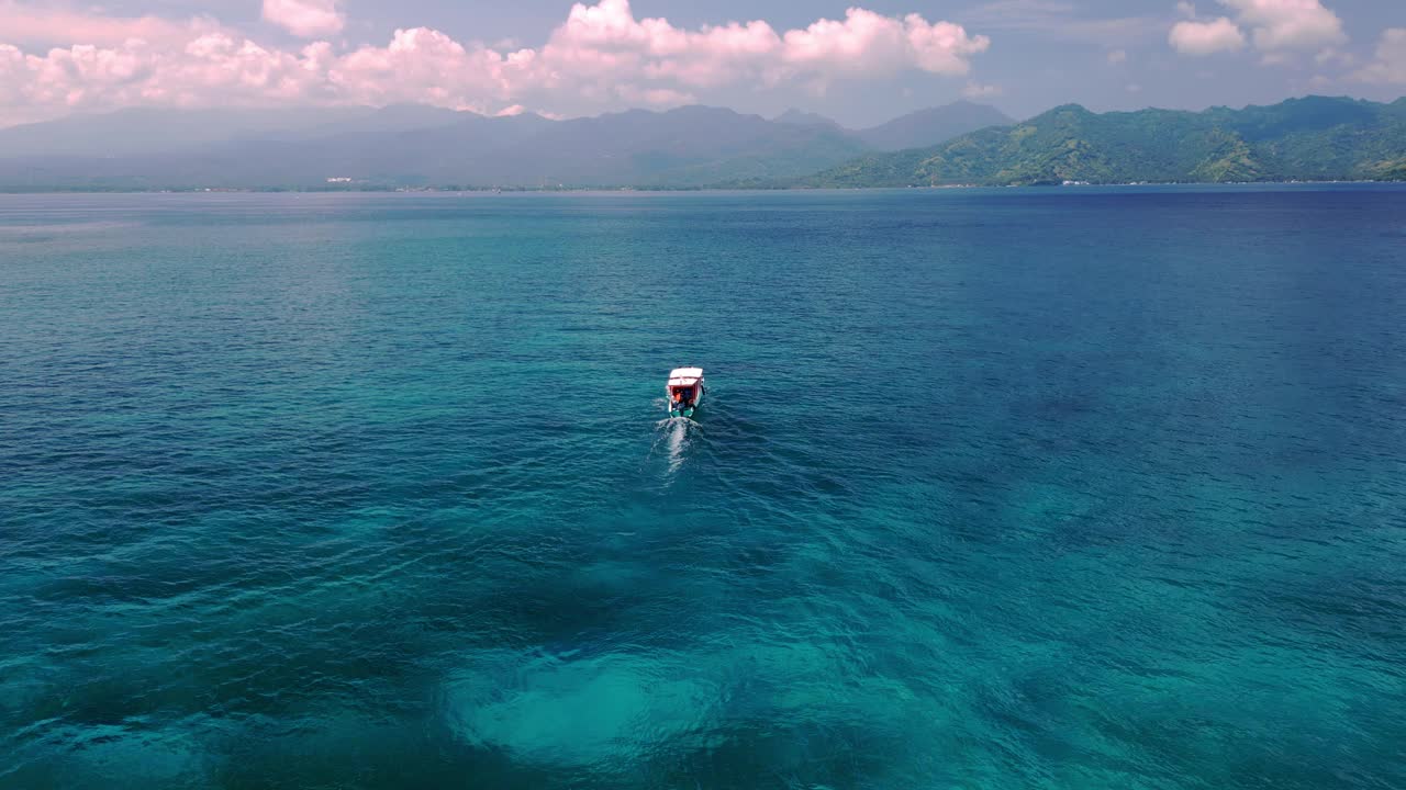 夏季海岸的海上景观，在蓝色的水面上漂浮的船鸟瞰图。海滨自然中人们游船的休闲活动。海洋泻湖大西洋海岸的游泳天气视频素材