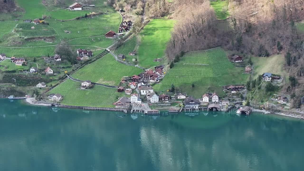 鸟瞰平静的瓦伦泽湖，湖畔坐落着昆腾镇。这里风景如画，自然风光优美，是瑞士阿尔卑斯山的旅游胜地视频素材