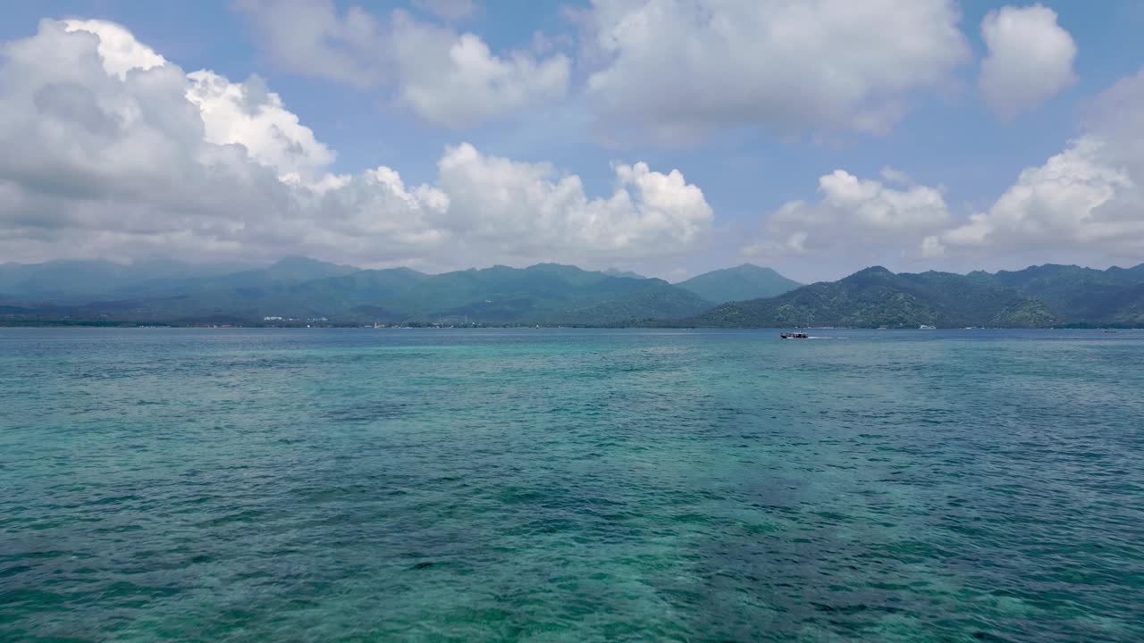 夏季海岸的海上景观，在蓝色的水面上漂浮的船鸟瞰图。海滨自然中人们游船的休闲活动。海洋泻湖大西洋海岸的宜人天气视频素材