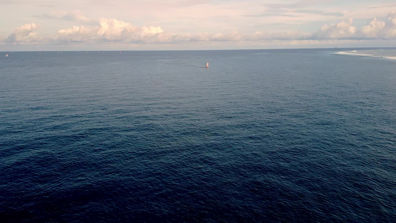 夏日大海景观中漂浮在蓝色水面上的船鸟瞰图。海洋自然中游船游民的休闲活动。放松天气在大西洋泻湖宁静之旅视频素材