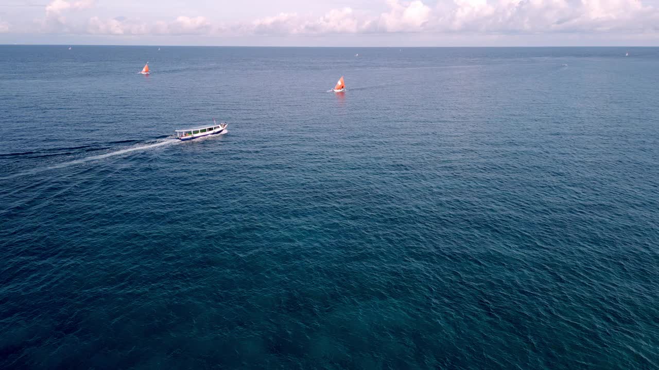 夏日大海景观中漂浮在蓝色水面上的船鸟瞰图。海洋自然中游船游人的休闲活动。在大西洋泻湖放松的天气平静的旅行视频素材