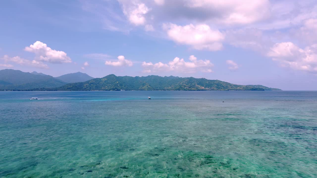 夏季海岸的海上景观，在蓝色的水面上漂浮的船鸟瞰图。海滨自然中人游游艇的休闲活动。海洋泻湖大西洋海岸的宜人天气视频素材