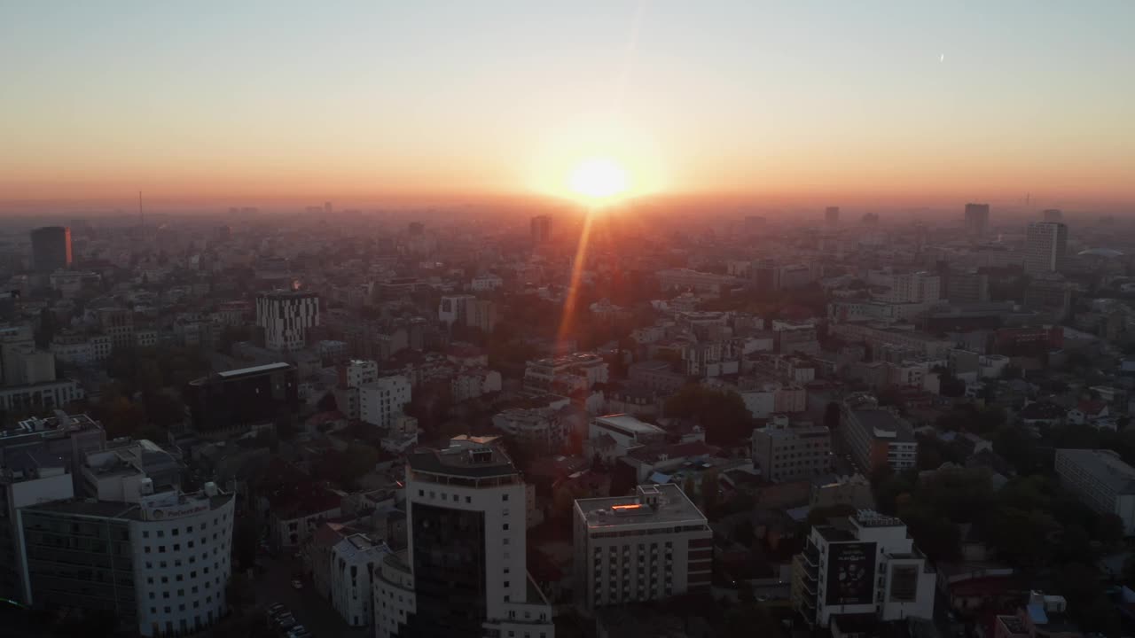 夕阳在布加勒斯特天际线与柔和的金色光和晴朗的天空视频素材