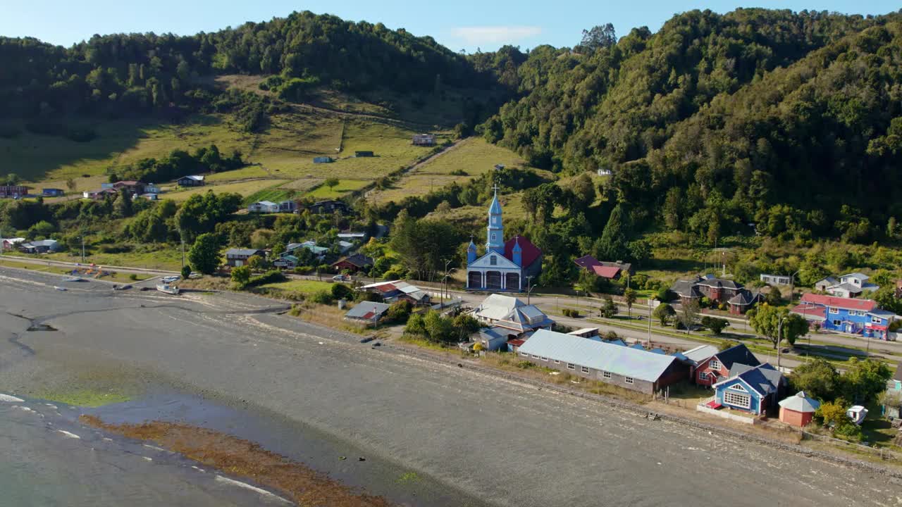 空中轨道建立在Tenaun村及其蓝色遗产教堂，智利奇洛埃山脉之间的沿海村庄。视频素材