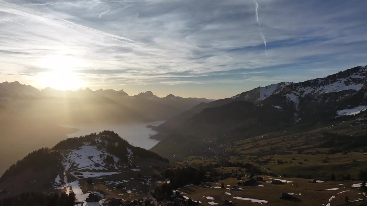 日落在阿姆登与薄雾山景，瑞士视频素材