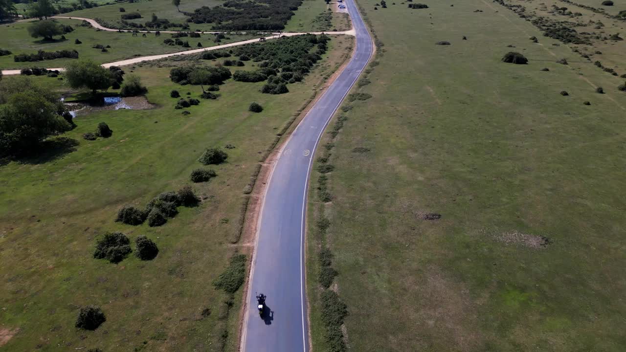 头顶旅行:骑摩托车在新森林视频素材