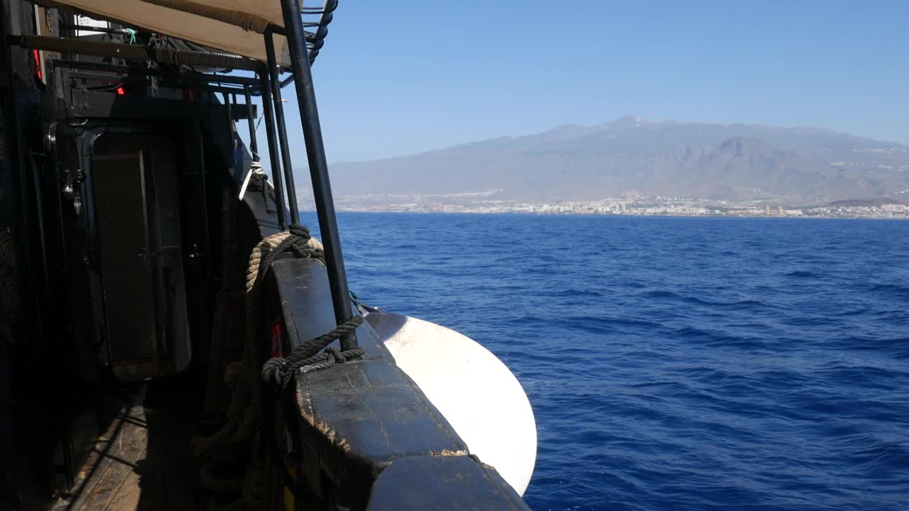 船在大洋上航行，从船上拍下雄伟的山脉。海上冒险和海上旅行在特内里费岛泰德山在远处视频素材