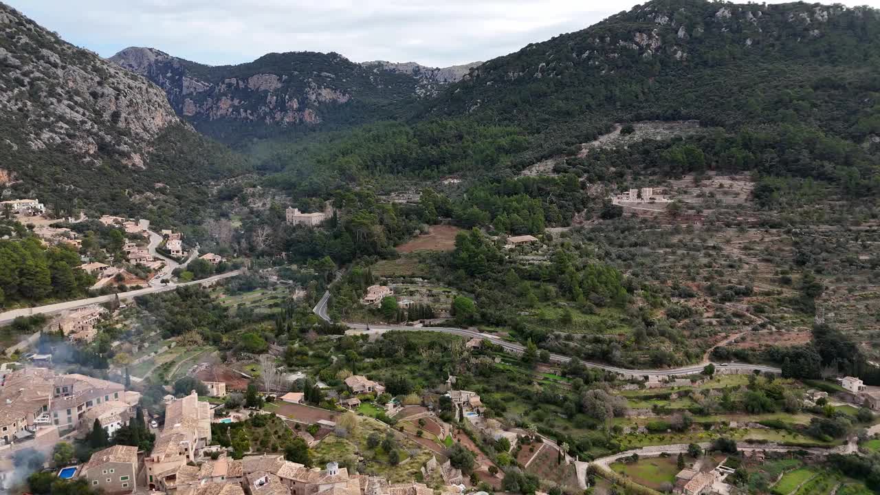 Valldemossa村坐落在西班牙马略卡岛的tramuntana山脉，鸟瞰图视频素材