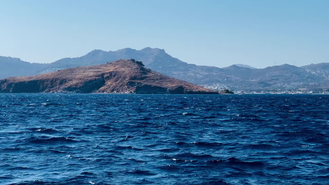 蔚蓝的海岸海景，悬崖和日落的山脉，夏季海上度假视频下载