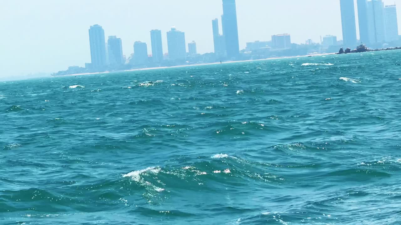 海浪轻轻地拍打着宁静的大海视频下载