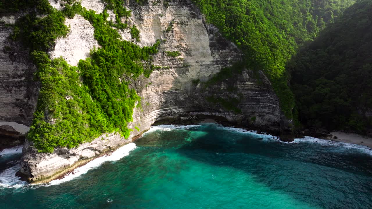 印度尼西亚巴厘岛努沙佩尼达岛的克林金海崖。空中拍摄视频素材