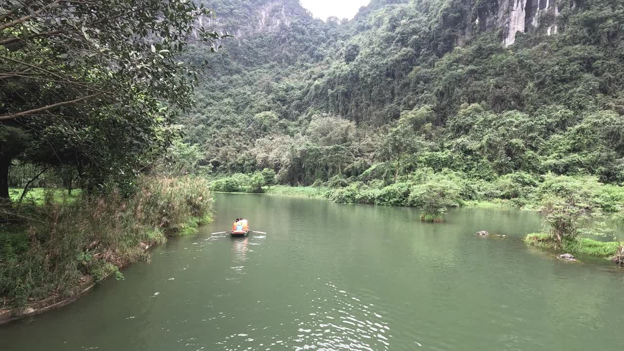 宁静的河流之旅穿越大自然视频素材