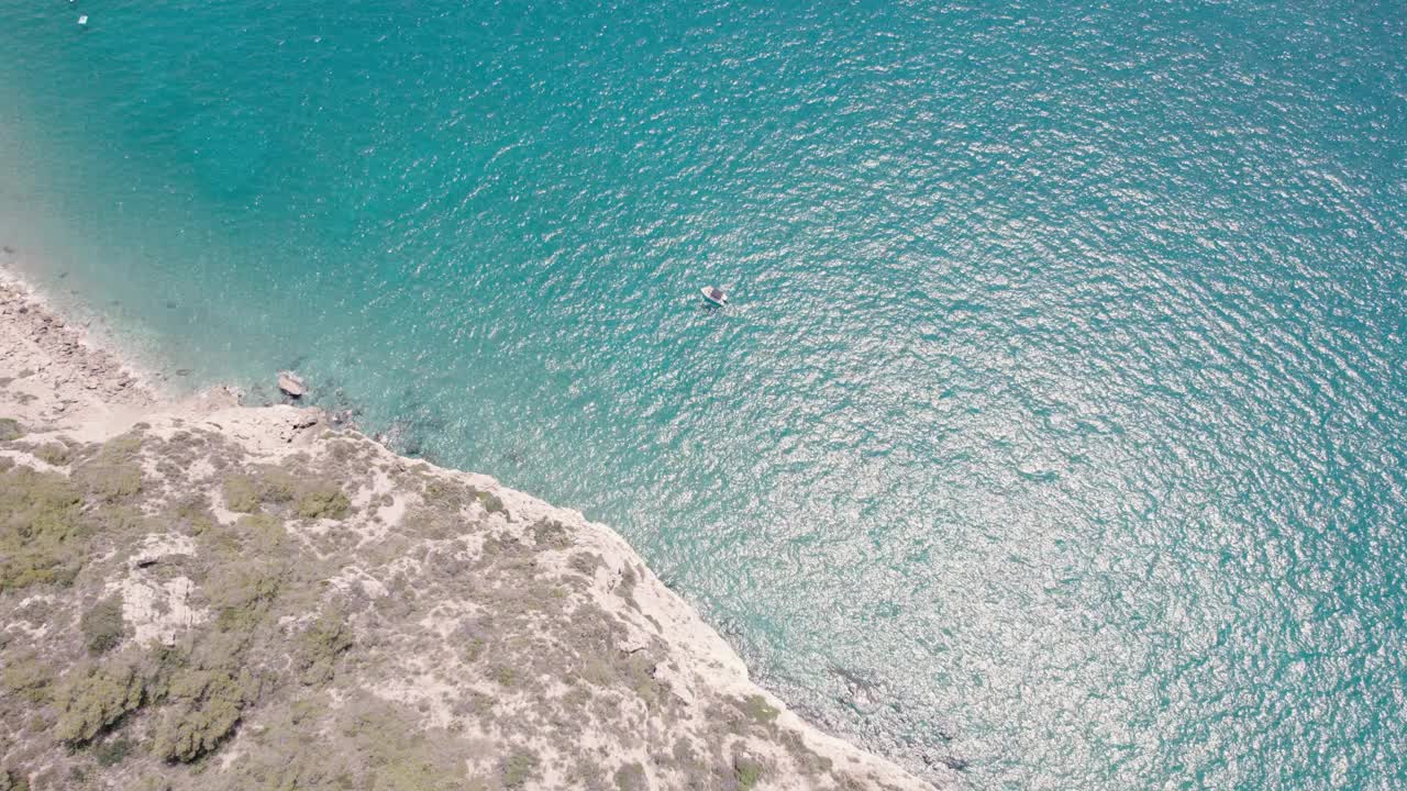 在平静的海面上拍摄的4k无人机视频。船在蔚蓝的海岸线上视频下载