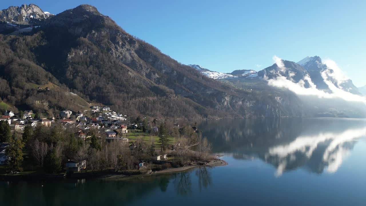 无人机拍摄的山脉和湖泊，显示了蒸发、降雪和融化成湖水的水循环视频素材