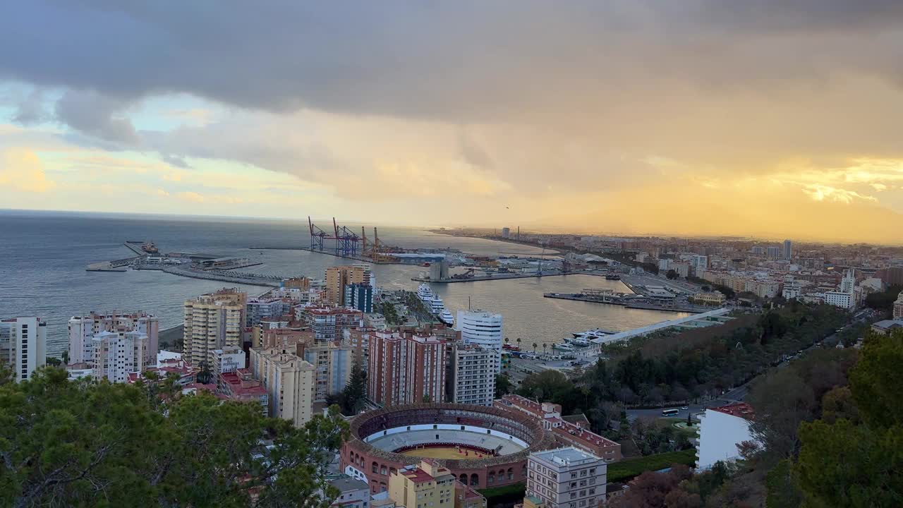 马拉加市从上面的观点斗牛场和码头货物港西班牙视频素材