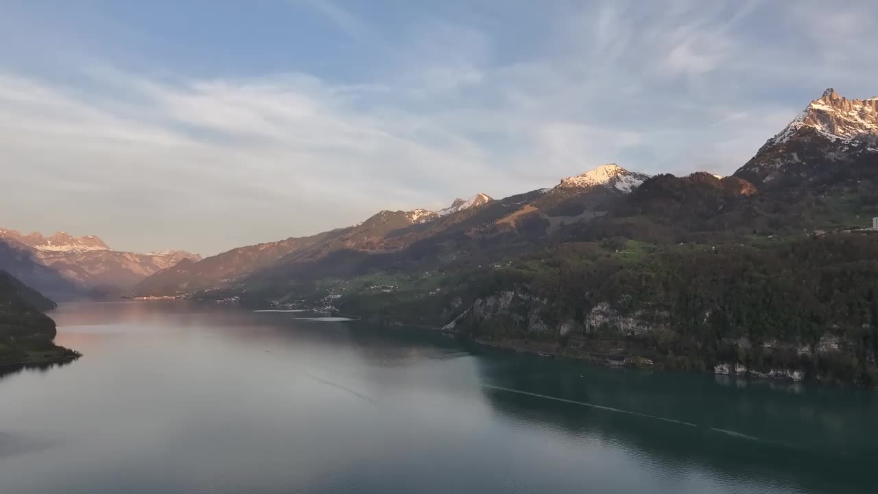 瑞士瓦伦泽湖上空的高山光闪闪——空中拍摄视频素材