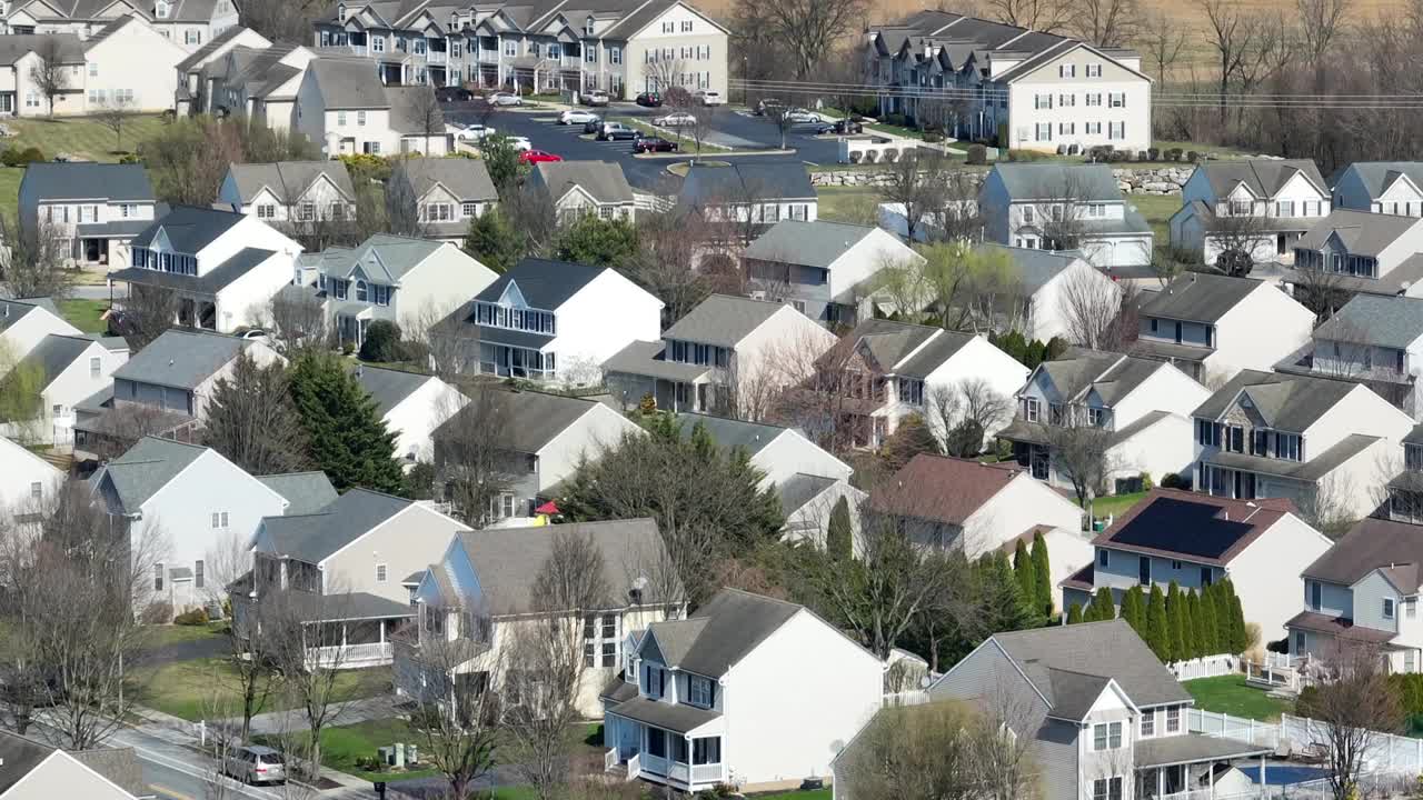 航拍变焦镜头:晴天新开发的单户住宅。春天的美国小镇住宅区。无人机轨道广角镜头。视频素材