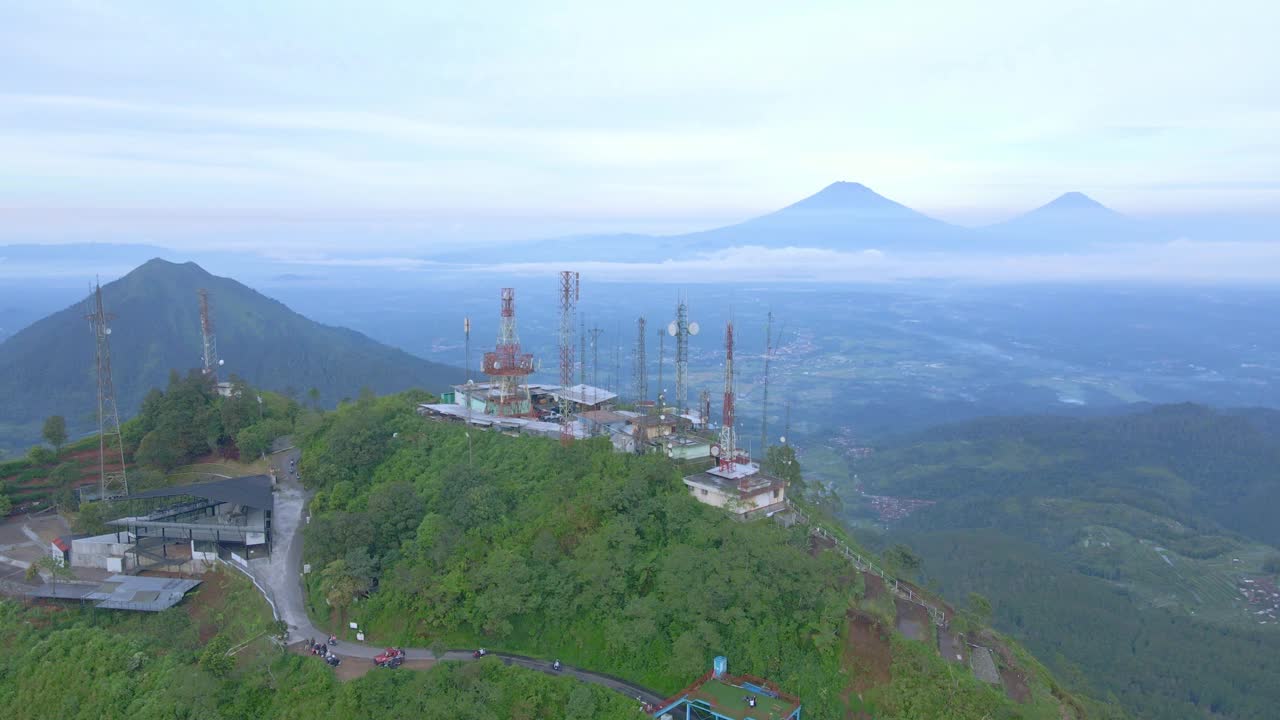 鸟瞰Telomoyo山顶，周围群山环绕。山顶上的蜂窝塔。印尼视频素材