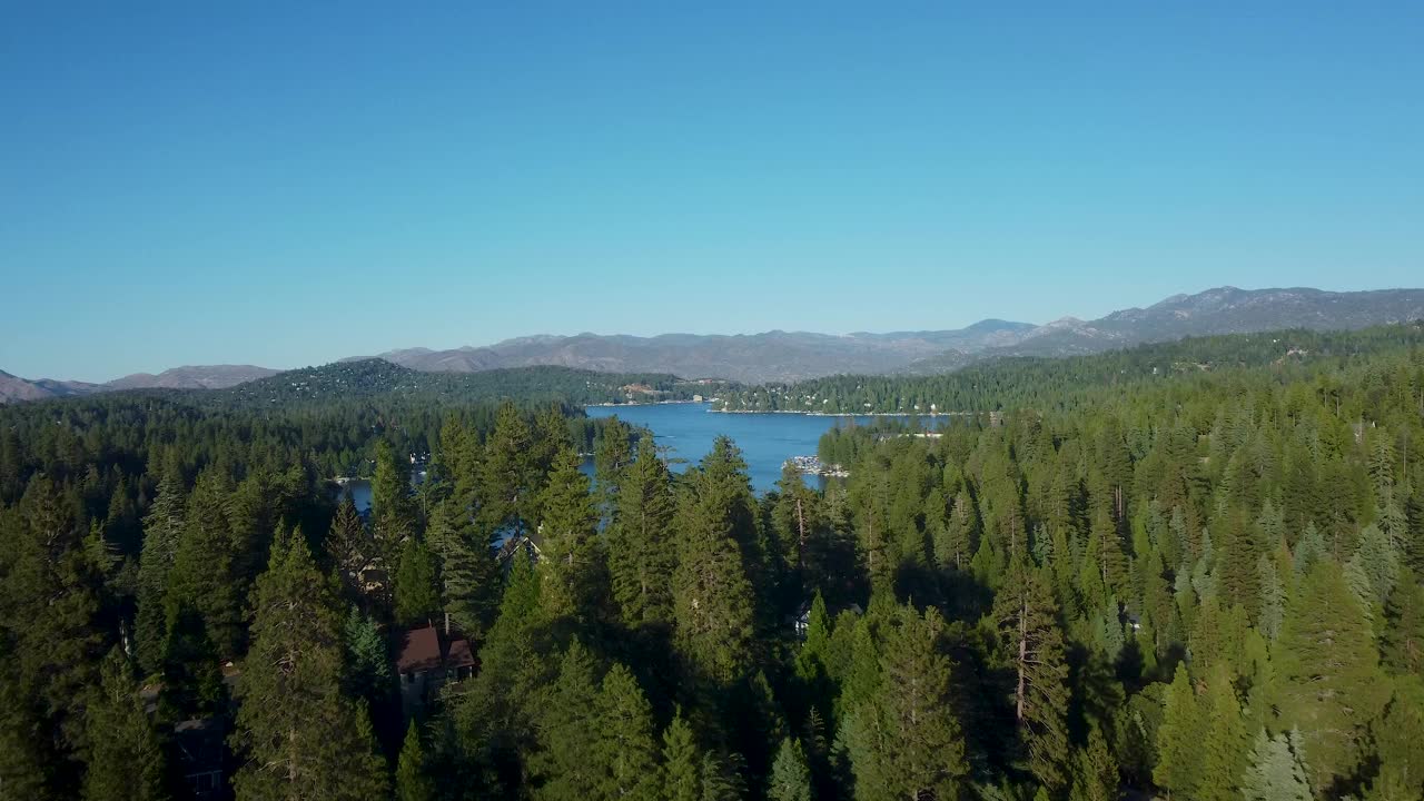 鸟瞰山度假天堂，箭头湖圣贝纳迪诺县，加利福尼亚州，美国。视频素材