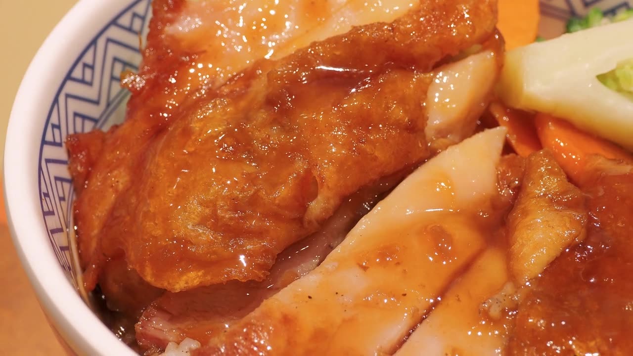 日式照烧鸡配米饭视频素材画面1