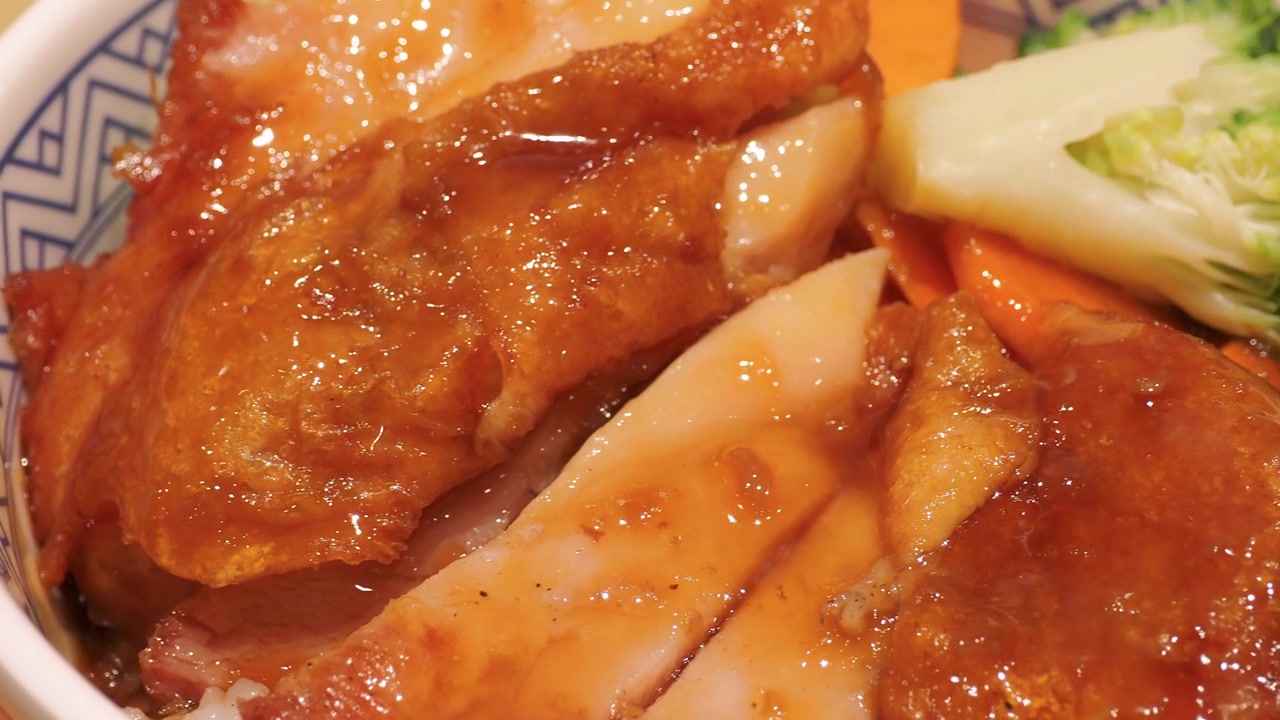 日式照烧鸡配米饭视频素材画面2