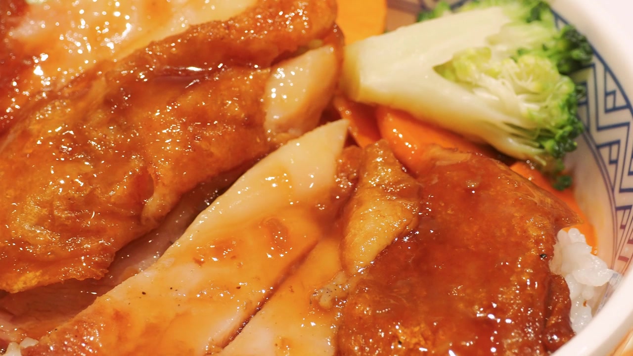 日式照烧鸡配米饭视频素材画面3
