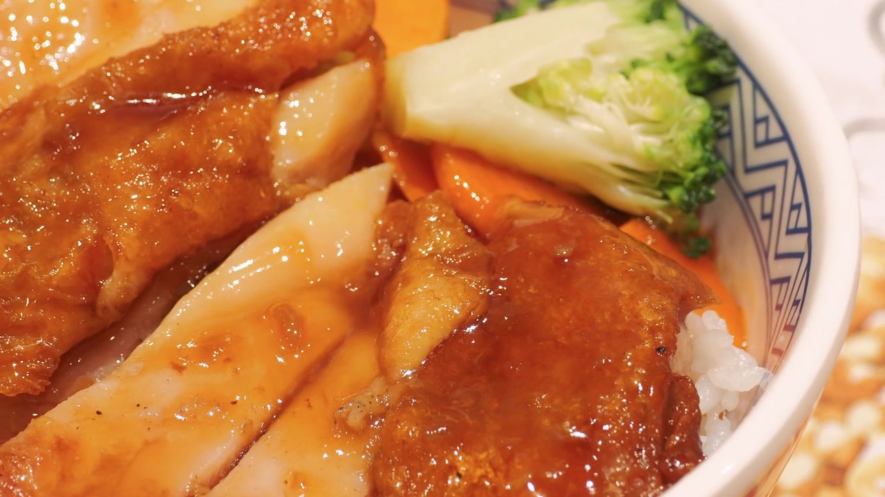 日式照烧鸡配米饭视频素材画面4