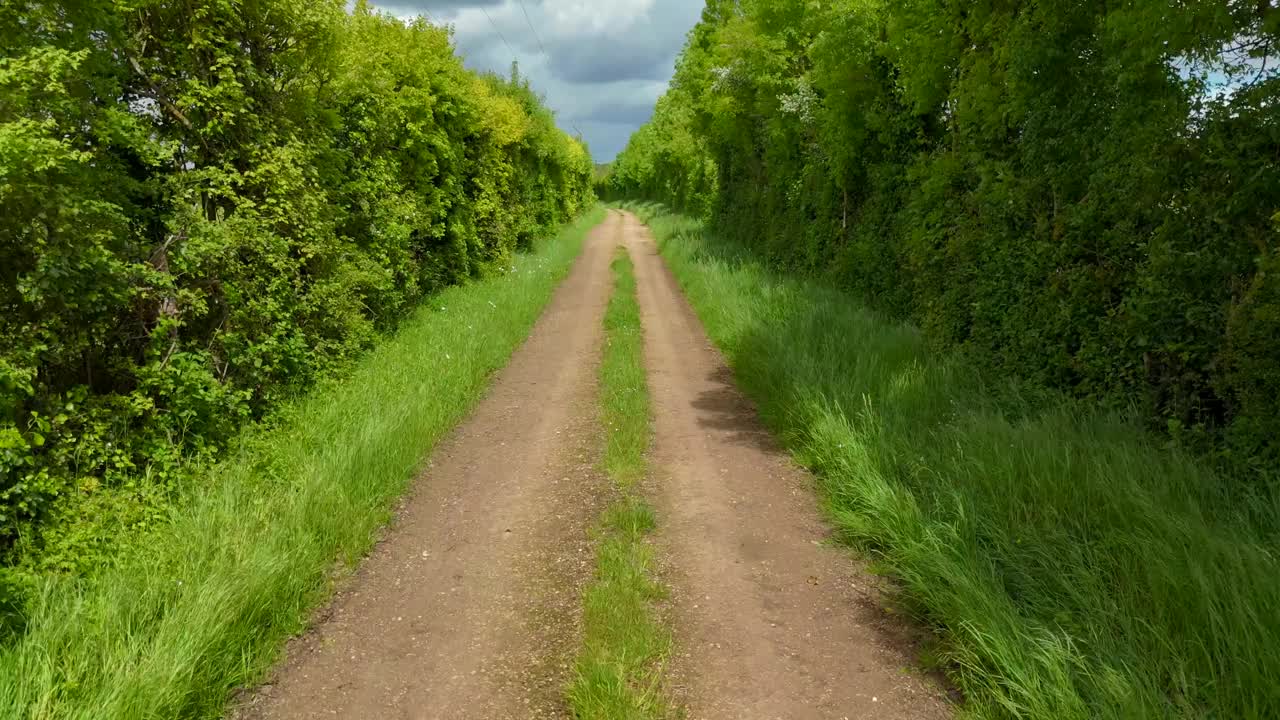 沿着僻静的乡村公路的空中旅行视频素材